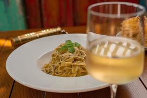 Pasta und Wein. Fettucini Alfredo foto