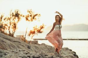 Frau, die einen Sommerurlaub am Strand genießt foto