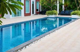 Swimmingpool mit Blick auf den Garten im Resort. foto