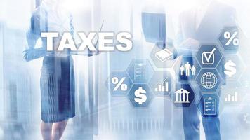 Konzept der von Einzelpersonen und Körperschaften gezahlten Steuern wie Mehrwertsteuer, Einkommens- und Vermögenssteuer. Steuerzahlung. staatliche Steuern. berechnung steuererklärung. foto