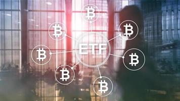 bitcoin etf kryptowährungshandels- und anlagekonzept auf doppelbelichtungshintergrund foto