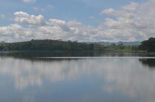 Panoramablick in Malang, Indonesien mit Bergen und See foto