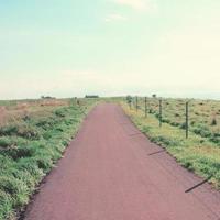 Landschaft der Straße zum Hügel mit Retro-Filtereffekt foto