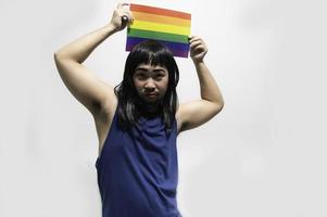 lgbt-pride-monatskonzept, asiatischer gutaussehender mann schminkt und trägt frauenstoff, homosexueller freiheitstag, porträt von nicht-binären auf weißem hintergrund foto