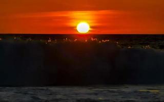 bunter goldener sonnenuntergang große welle und strand puerto escondido mexiko. foto