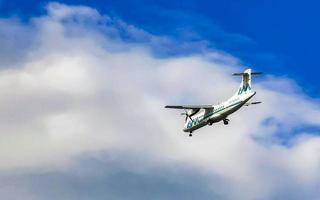 puerto escondido oaxaca mexiko 2022 flugzeug fliegt über puerto escondido mexiko mit blauem himmel. foto