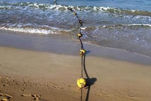 Hanfseil mit Bojen am Stadtstrand foto