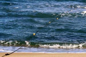 Hanfseil mit Bojen am Stadtstrand foto