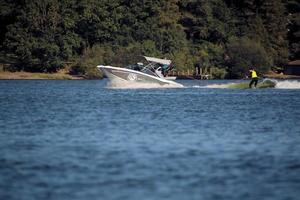 windermere in großbritannien im jahr 2022. ein blick auf boote auf dem see windermere foto