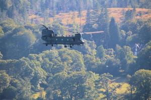 Windermere in Großbritannien im Jahr 2022. ein Hubschrauber, der über den Lake Windermere fliegt foto