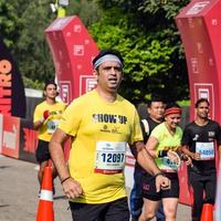 neu delhi, indien - 16. oktober 2022 - vedanta delhi halbmarathonrennen nach covid, bei dem die marathonteilnehmer kurz vor dem überqueren der ziellinie stehen, delhi halbmarathon 2022 foto