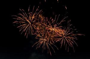 erstaunlich schönes feuerwerk auf schwarzem hintergrund für feierjubiläum frohen heiligabend und guten rutsch ins neue jahr foto