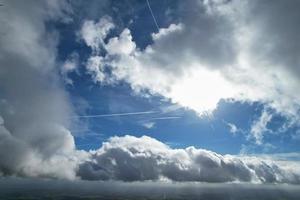 bester Blick aus der Vogelperspektive auf dramatische Wolken über dem Himmel foto