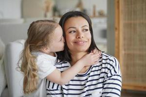 liebevolle Adoptivtochter umarmt, Pflegemutter küsst. glückliche Mutterschaft, Sorgerecht für Mädchen, Adoption foto
