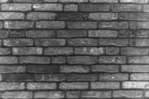 horizontaler teil der schwarz gestrichenen backsteinmauer .abstrakte schwarze backsteinmauerbeschaffenheit für musterhintergrund. breites Panoramabild. foto