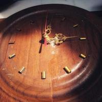 Analoge Wanduhr aus Holz hat ein altes oder Vintage-Feeling foto