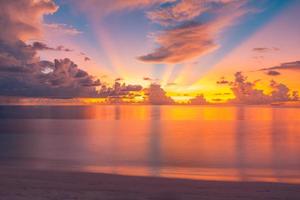 schöner sonnenuntergang meer ozean. lebendige und weiche Farben, magisches Licht. fantastischer wolkenhimmel, reflexion über wasser. konzept der romantischen zeit im urlaub in tropischen. positive energie, meditationsinspiration foto