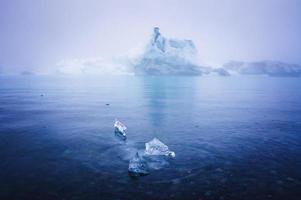 schönes lebendiges Bild des isländischen Gletschers und der Gletscherlagune mit