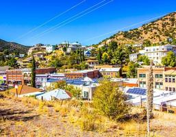 Innenstadt und Hänge von Gebäuden in Bisbee, Arizona foto