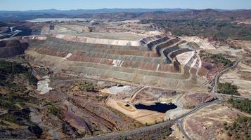 luftdrohnenansicht der bergbautätigkeit in minas de riotinto in spanien. Apokalypse Landschaft. Extraktivismus. Bergbaudorf in Andalusien. Zerstörung der Erde. Störung der Natur. foto