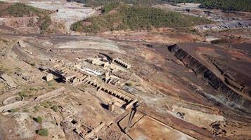 luftdrohnenansicht der bergbautätigkeit in minas de riotinto in spanien. Apokalypse Landschaft. Extraktivismus. Bergbaudorf in Andalusien. Zerstörung der Erde. Störung der Natur. foto