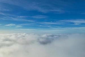 Herrlicher Blick auf die Wolken über der britischen Stadt foto