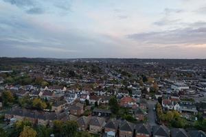luftaufnahme britischer wohnhäuser und häuser während des sonnenuntergangs foto