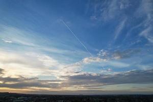 Die schönsten Wolken ziehen über die britische Stadt England foto