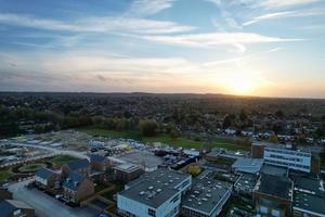 beste luftaufnahme der stadt luton in england nach sonnenuntergang foto