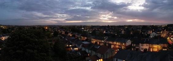 schöne luftaufnahme der britischen stadt und der straßen bei nacht. Drohnenaufnahmen aus der Vogelperspektive einer beleuchteten britischen Stadt foto