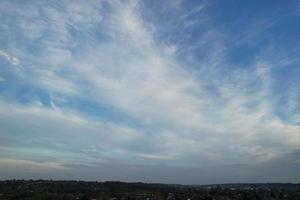 Die schönsten Wolken ziehen über die britische Stadt England foto