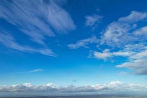 Die schönsten Wolken ziehen über die britische Stadt England foto