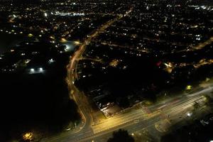 beste luftaufnahme der stadt luton in england nach sonnenuntergang foto