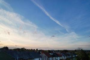 luftaufnahme britischer wohnhäuser und häuser während des sonnenuntergangs foto