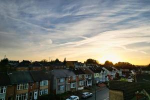 luftaufnahme britischer wohnhäuser und häuser während des sonnenuntergangs foto