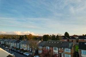 luftaufnahme britischer wohnhäuser und häuser während des sonnenuntergangs foto
