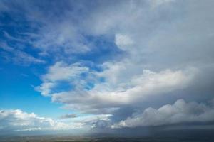 Die schönsten Wolken ziehen über die britische Stadt England foto