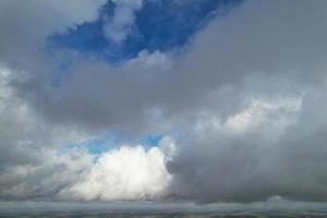 bester Blick aus der Vogelperspektive auf dramatische Wolken über dem Himmel foto