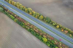 britische autobahnen, straßen und autobahnen, die durch die landschaft englands führen. Luftbild mit Drohnenkamera foto