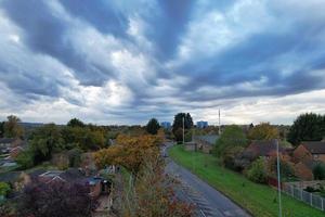 britische autobahnen, straßen und autobahnen, die durch die landschaft englands führen. Luftbild mit Drohnenkamera foto