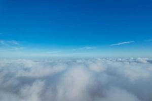 Herrlicher Blick auf die Wolken über der britischen Stadt foto