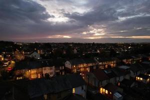 schöne luftaufnahme der britischen stadt und der straßen bei nacht. Drohnenaufnahmen aus der Vogelperspektive einer beleuchteten britischen Stadt foto