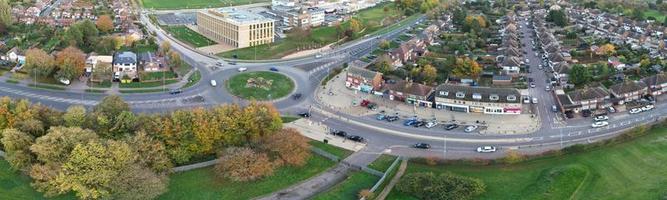 beste luftaufnahme der stadt luton in england nach sonnenuntergang foto