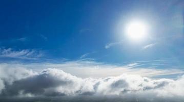 Herrlicher Blick auf die Wolken über der britischen Stadt foto