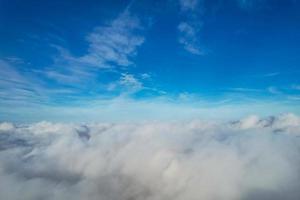 Herrlicher Blick auf die Wolken über der britischen Stadt foto