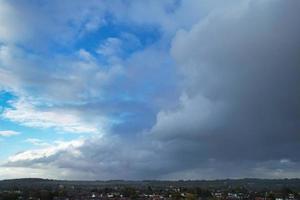 Die schönsten Wolken ziehen über die britische Stadt England foto