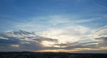 Die schönsten Wolken ziehen über die britische Stadt England foto