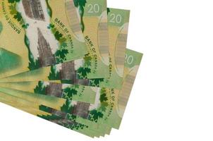 20 kanadische Dollarscheine liegen in kleinen Bündeln oder Packungen isoliert auf Weiß. modell mit kopierraum. Geschäft und Geldwechsel foto
