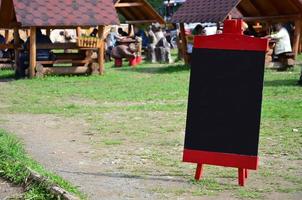 eine große Tafel als Menü für ein Open-Air-Restaurant in einer bergigen Gegend. Freiraum für Ihren Text foto