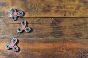 Auf einer braunen Holzhintergrundfläche liegt ein seltener handgefertigter Fidget-Spinner aus Holz. trendige Spielzeuge zum Stressabbau foto